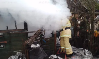 Орловские пожарные спасли от огня дом, гараж и автомобиль