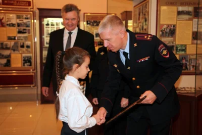 Фото 2. В Орле юные победители конкурса «Мои родители работают в полиции» получили награды