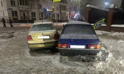 В Орле ВАЗ протаранил Volkswagen и сбил дорожный знак