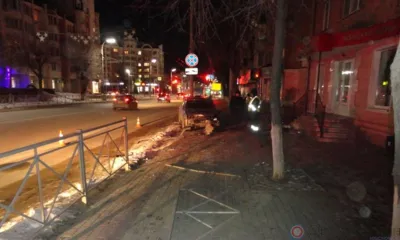 В Орле при столкновении трёх автомобилей едва не погиб пешеход