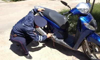 Ливенец увидел около магазина стоящий мопед и укатил его