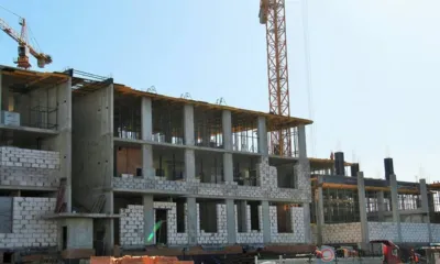 На строительстве школы на улице Зеленина в Орле работают около 180 человек