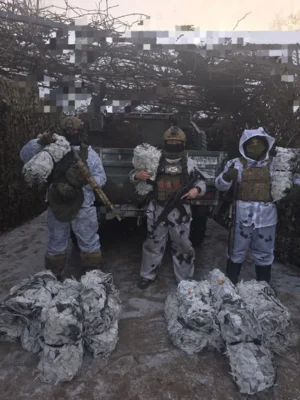 Фото 3. Добровольческий батальон «Амчаночка» собирает и доставляет «за ленточку» гуманитарную помощь