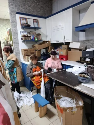 Фото 5. Добровольческий батальон «Амчаночка» собирает и доставляет «за ленточку» гуманитарную помощь