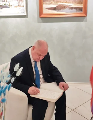 Фото 3. Яркая составляющая широкой меценатской деятельности почётного гражданина города Орла Олега Карпикова — дарить искусство людям