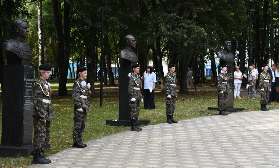 В Орле торжественно открыли Аллею Победителей