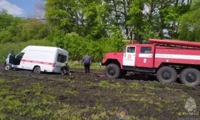 В Новосильском районе в поле застрял автомобиль скорой помощи с пациентом