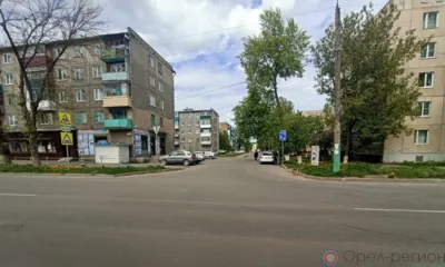 Стоящий на бордюре орловец попал под колёса Volkswagen Polo