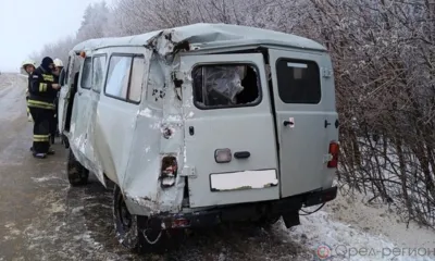 На орловской трассе УАЗ пытался обогнать трактор и вылетел в кювет