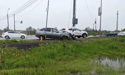 В Орловской области Lada Priora сбила дорожный знак и врезалась в столб