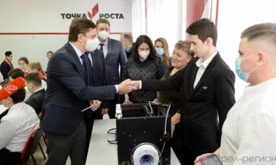 Андрей Клычков осмотрел больницы и школы Урицкого района