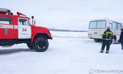 На орловской дороге в снегу застрял автобус с медперсоналом