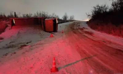 В Орле гружёный КамАЗ съехал с дороги и перевернулся