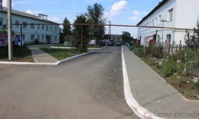 В посёлке Залегощь продолжается работа по благоустройству дворов