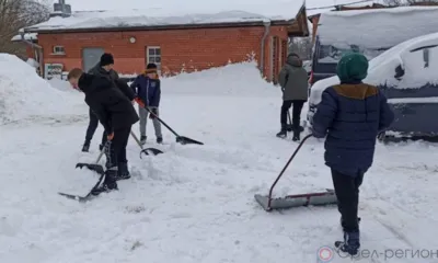 Орловцы всех возрастов вышли на улицы для уборки снега