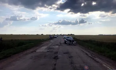 В Орловской области водитель мопеда и 17-летняя пассажирка попали под колёса Mazda