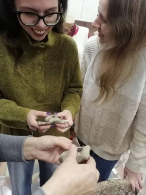 Фото 2. Орловские студенты делают трогательные игрушки-талисманы для бойцов СВО