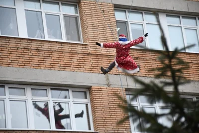 Фото 1. Маленьких пациентов НКМЦ им. Круглой в Орле поздравил «Десант Дедов Морозов»