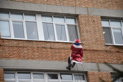 Фото 3. Маленьких пациентов НКМЦ им. Круглой в Орле поздравил «Десант Дедов Морозов»