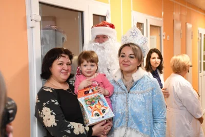 Фото 4. Маленьких пациентов НКМЦ им. Круглой в Орле поздравил «Десант Дедов Морозов»