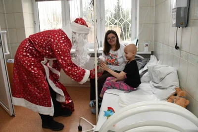 Фото 5. Маленьких пациентов НКМЦ им. Круглой в Орле поздравил «Десант Дедов Морозов»