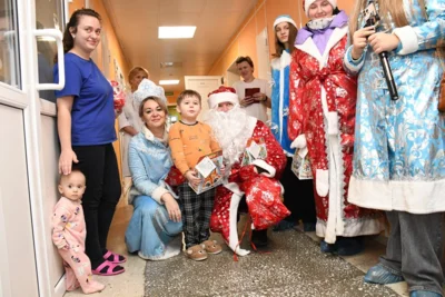 Фото 6. Маленьких пациентов НКМЦ им. Круглой в Орле поздравил «Десант Дедов Морозов»