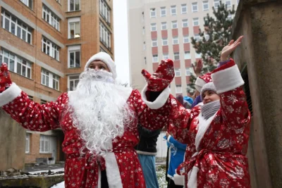 Фото 7. Маленьких пациентов НКМЦ им. Круглой в Орле поздравил «Десант Дедов Морозов»