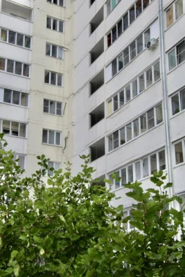Фото 1. В Орле специалисты продолжают восстанавливать пострадавший от атаки БПЛА дом