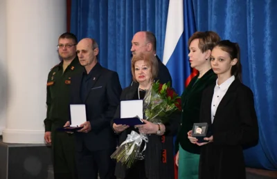 Награды героя Максима Прохорова передали его родителям и дочери