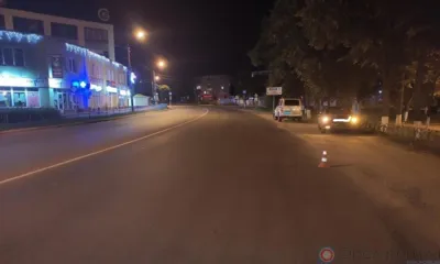 Амчанин перебегал дорогу в неположенном месте и попал под машину