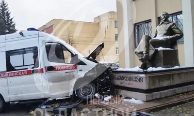В Орле машина скорой помощи врезалась в памятник Дзержинскому
