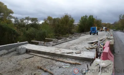 Под Орлом продолжается ремонт моста через реку Крома