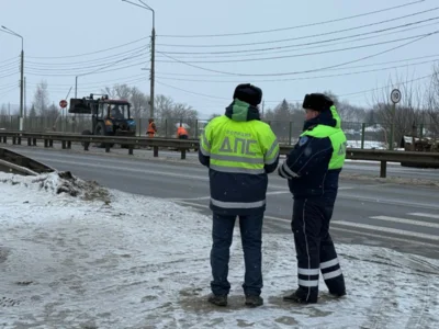 Фото 1. Сотрудники ГАИ рассказывают орловским водителям о рисках в морозную погоду