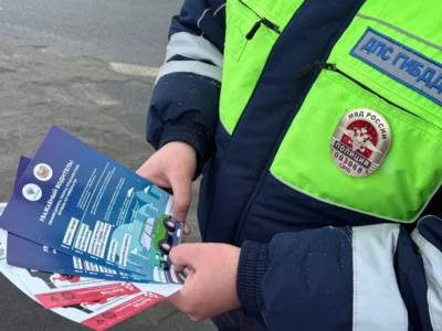 Фото 3. Сотрудники ГАИ рассказывают орловским водителям о рисках в морозную погоду