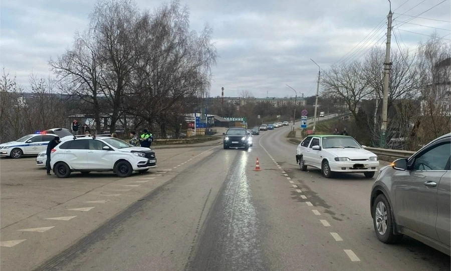 В Мценске Lada XRAY и ВАЗ-2113 не поделили дорогу