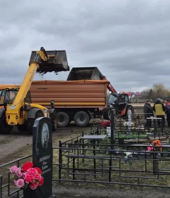 Хотынчане привели в порядок сельское кладбище