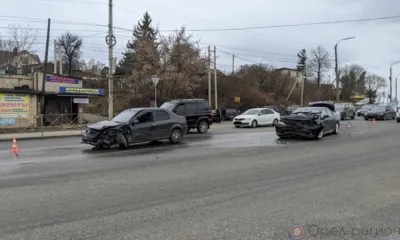 В Орле Renault Logan и Toyota Camry не поделили дорогу