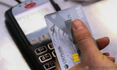 Житель Мценска оплатил свои покупки чужой банковской картой