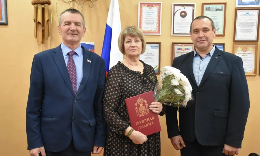 Михаил Вдовин поздравил учителя орловской школы с юбилеем