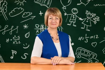 Фото 1. Михаил Вдовин поздравил учителя орловской школы с юбилеем