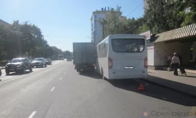 В Орле автобус и грузовик не поделили дорогу