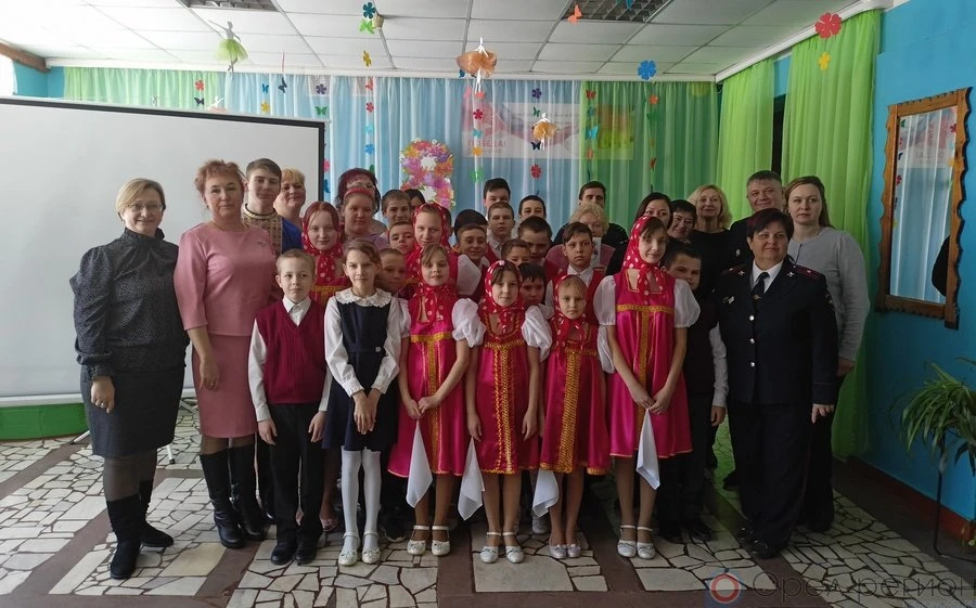 Орловские полицейские в канун праздника посетили подшефную школу