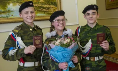 Андрей Клычков вручил молодым орловцам паспорта гражданина России