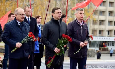 В Орле возложили цветы к памятнику Ленину