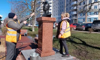 В Орле начали отмывать памятники