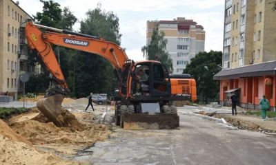 Фото 1. Депутаты проинспектировали ремонт дороги и благоустройство двора в Орле