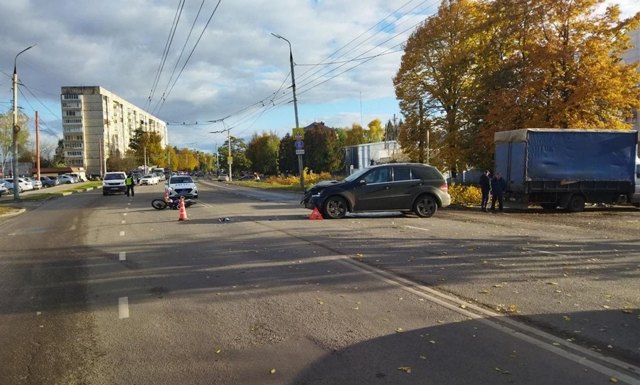 В Орле 19-летний мотоциклист попал под колёса иномарки