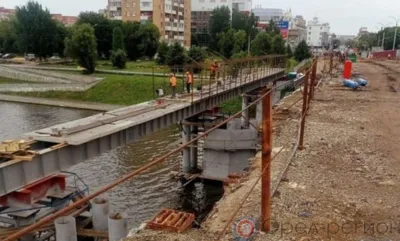 В Орле продолжают возводить пешеходную переправу Красного моста