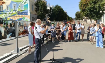 Фото 4. На Александровском мосту в Орле ко Дню города появилась выставка «Город — это люди»