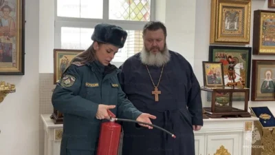 Фото 2. Инспекторы МЧС проверяют безопасность в орловских храмах перед Пасхой